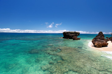 コマカ島の澄んだ珊瑚礁の海と紺碧の空