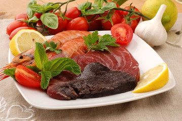 PIATTO DI TONNO CON MENTA E AGLIO