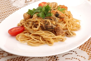 SPAGHETTI CON CONDIMENTO DI PESCE