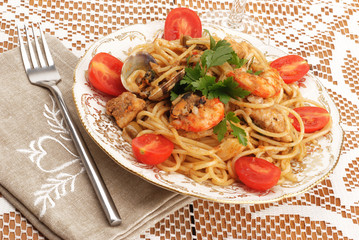 SPAGHETTI CON CONDIMENTO DI PESCE 2