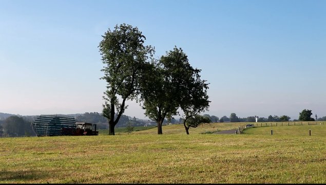 Landschaft wo Traktor f&auml;hrt