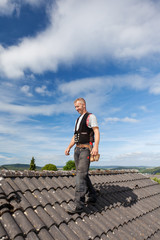 dachdecker geht über altes dach