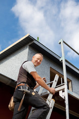 dachdecker auf der leiter