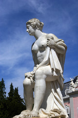 Statue de femme plantureuse.