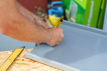 dachdecker zeichnet auf zinkblech