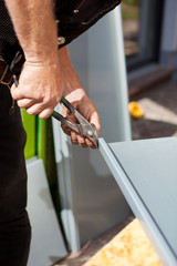 dachdecker schneidet zinkblech