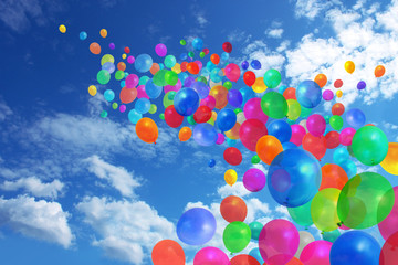 Plakaty  Kolorowe balony na niebieskim niebie
