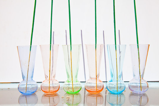 Vasos de colores y varitas de incienso