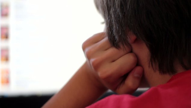 adolescent surfant sur l'ordianteur