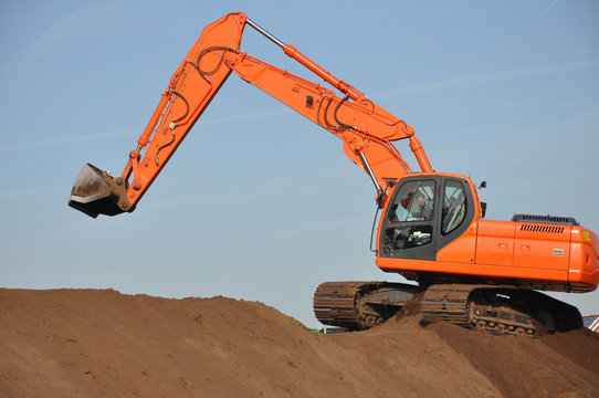Der Schaufelbagger im Einsatz. Die Baumaschine bei der Arbeit seitlich.