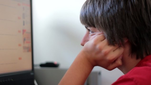 adolescent surfant sur l'ordinateur