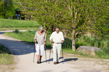 älteres paar beim nordic walking