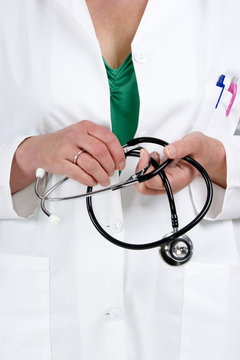 medizinische Mitarbeiterin hält ein Stetoskop mit beiden Händen