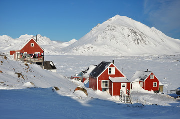 Red houses in winter, Greenland - obrazy, fototapety, plakaty
