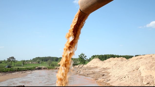 хлынули потоком. вода течет. вода в фонтане. майский дождь. хлынули потоком.