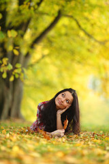 woman portret in autumn leaf