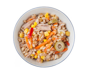 Insalata di farro, tonno, mais e sottaceti
