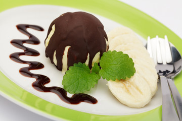 Vanilleeis mit Schokoladenüberzug und Banane