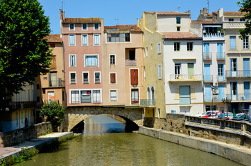 Fototapeta na wymiar Domy w pobliżu Canal de la Robine do Narbonne