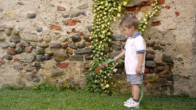 bimbo giardiniere