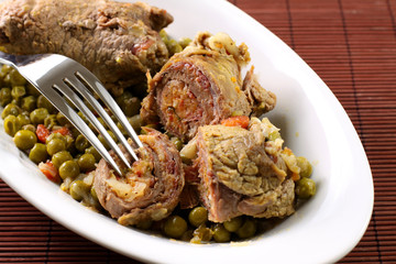 Involtini di carne con piselli - Meat rolls with peas