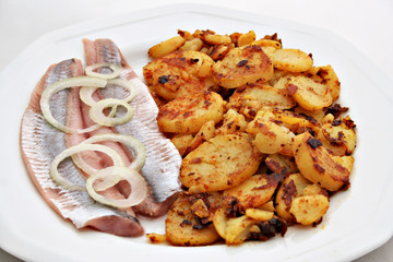 Matjes mit Bratkartoffeln