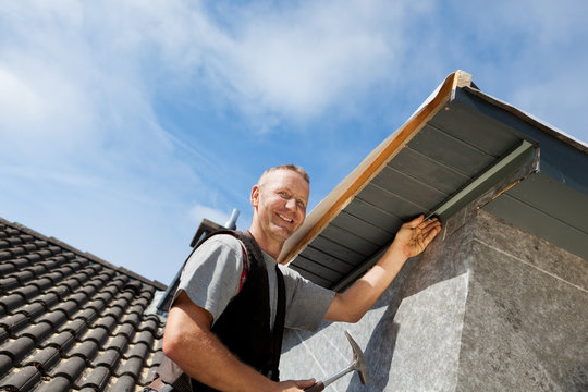 dachdecker arbeitet an gaube