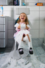 Kind mit der Klopapierrolle