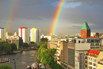Obraz premium Doppelter Regenbogen über Berlin