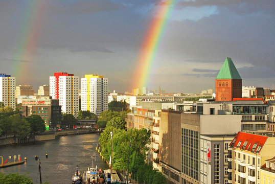 Doppelter Regenbogen &uuml;ber Berlin