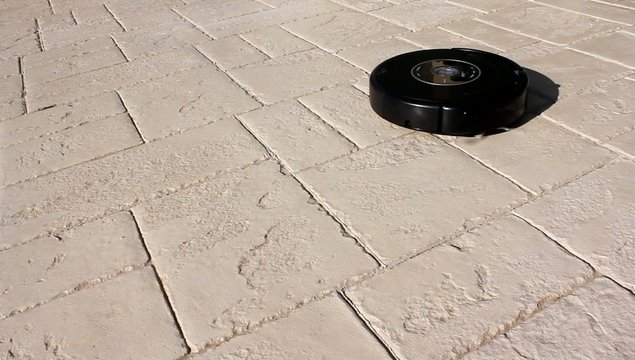Aspirateur robot en action