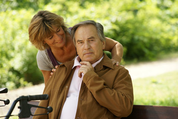 Älteres Paar - der Mann ist gehbehindert