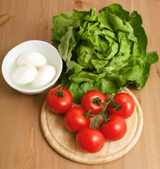mozzarella, tomatoes and lettuce