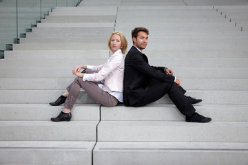 Frau und Mann sitzt auf Treppen