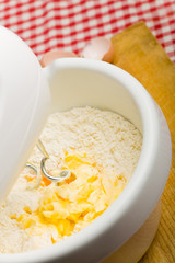 Küchenmaschine knetet Teig