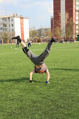 Молодые люди играют на футбольном поле