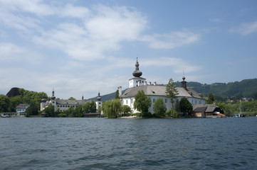 Fototapeta na wymiar Castle miasto nad jeziorem Traun