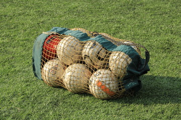 Сетка с футбольными мячами