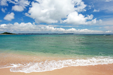 Fototapeta na wymiar 美しい砂浜と白い波