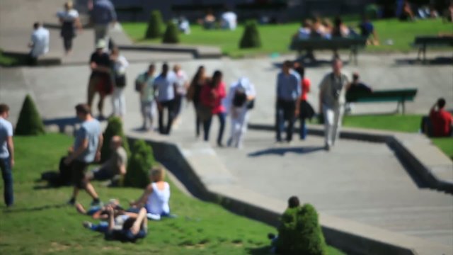 Personnes qui montent les escaliers du jardin sacr&eacute; coeur