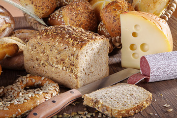 Brot angeschnitten, Käse und Wurst closeup