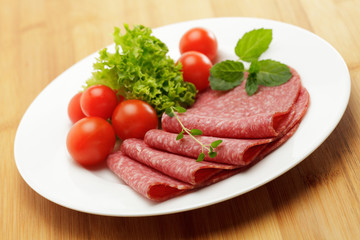 Salami mit Kirschtomaten und Salat