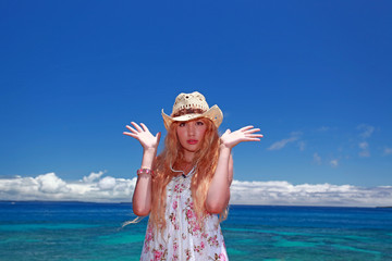 美しいコバルトブルーの海と女性