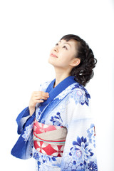 空を見上げる浴衣姿の女性
