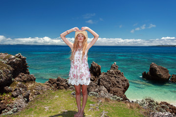 丘の上から空を見上げる女性