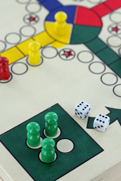 Jeu de soci&eacute;t&eacute; des Petits Chevaux (dada)