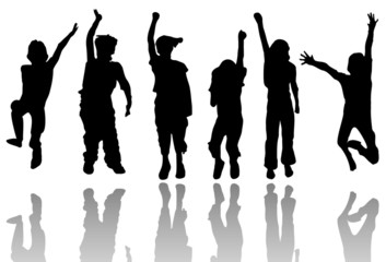 Silueta de niños saltando y jugando