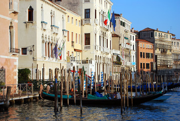Fototapeta na wymiar Embarcaderos en Venecia