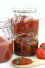 Fototapeta na wymiar Sos pomidorowy i świeże pomidory