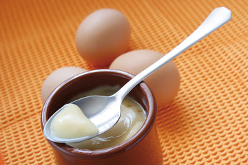 flan et cuillère œufs
